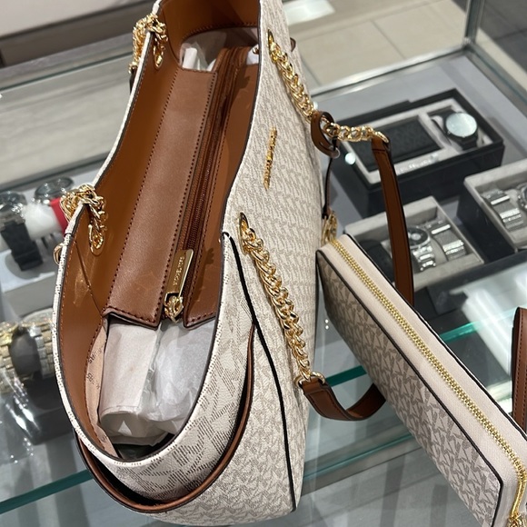 MICHAEL KORS 
Jet Set Lg Shoulder Bag & JST Lg Travel CONTINENTAL wallet-wristlt - Picture 14 of 16